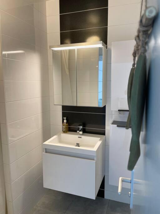 Appartement 2 Pieces, Lumineux, Avec Parking *