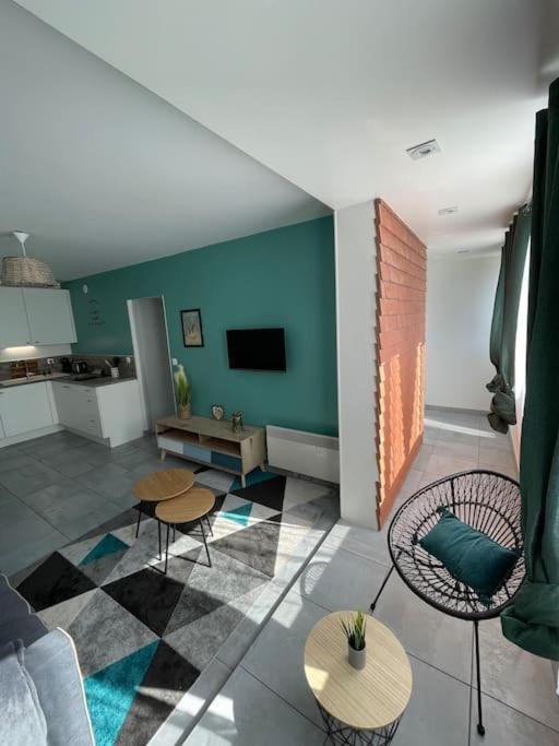 Appartement 2 Pieces, Lumineux, Avec Parking *